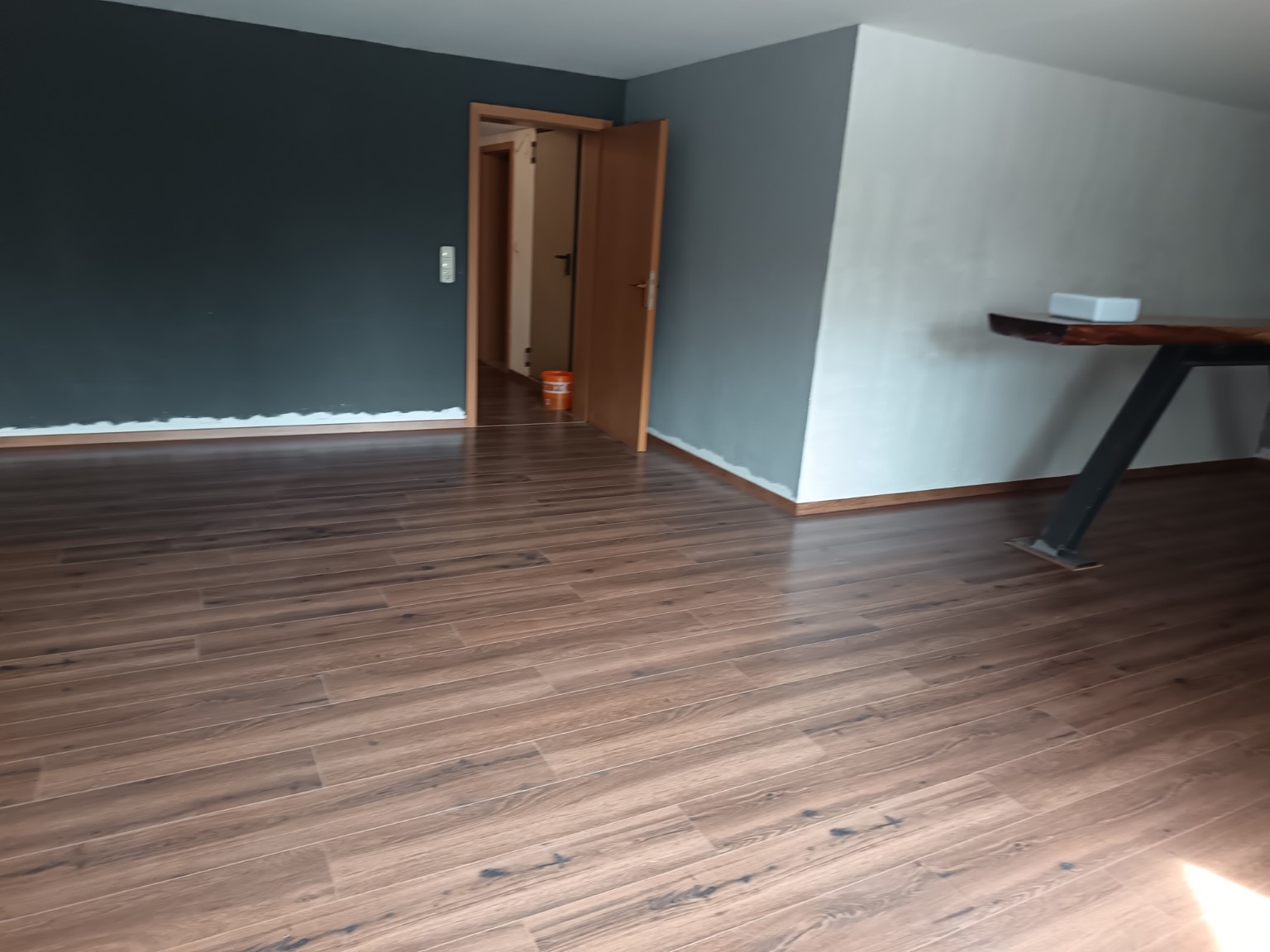 Instalación profesional de suelo laminado realizada por La Casa de Piedra