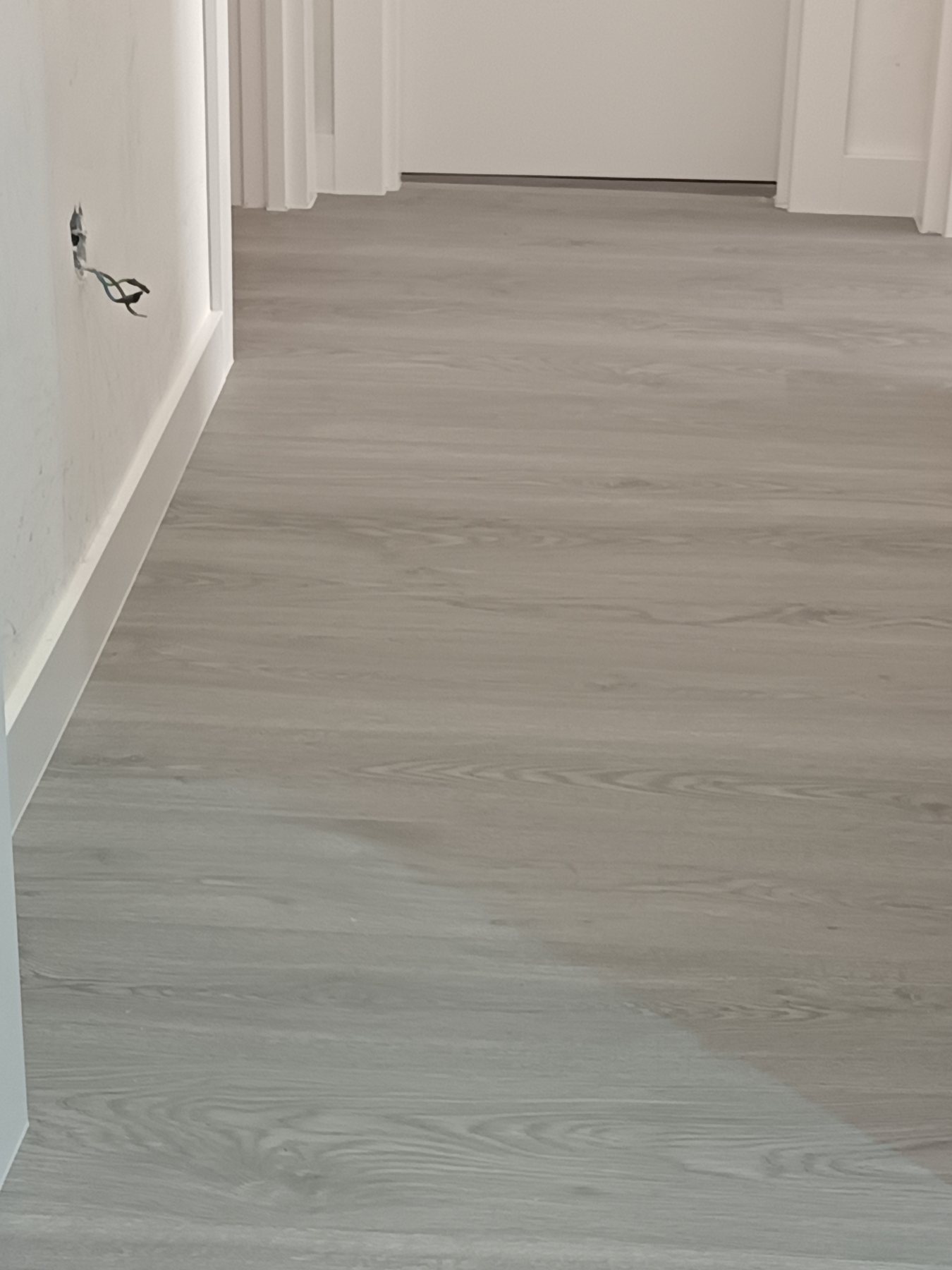Suelo laminado y rodapiés instalados por La Casa de Piedra en Zamora